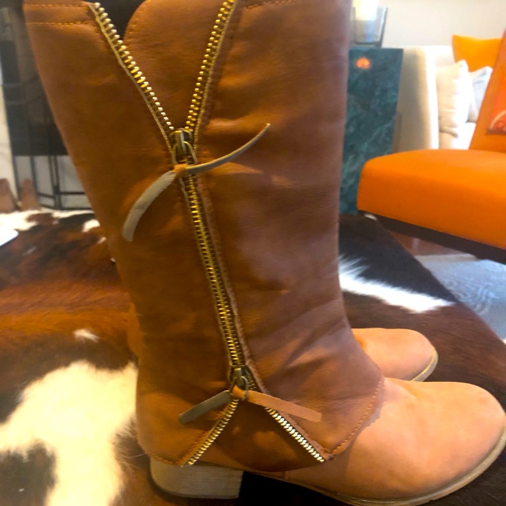 Jazzy Womens Chunky Heel Leather Boot = US 10 / EU 41  Really jazzy looking boot